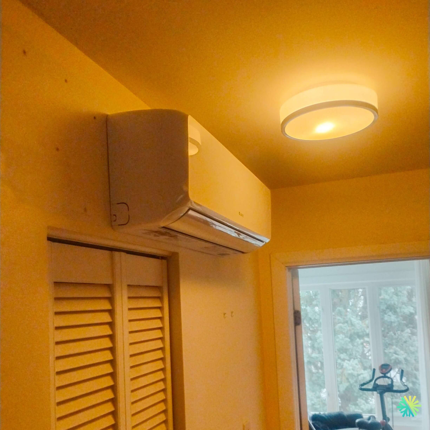 Installation d’une thermopompe murale GREE CHARMO R32 à Montréal : un climatiseur mini split discret pour une pièce lumineuse à plafond bas