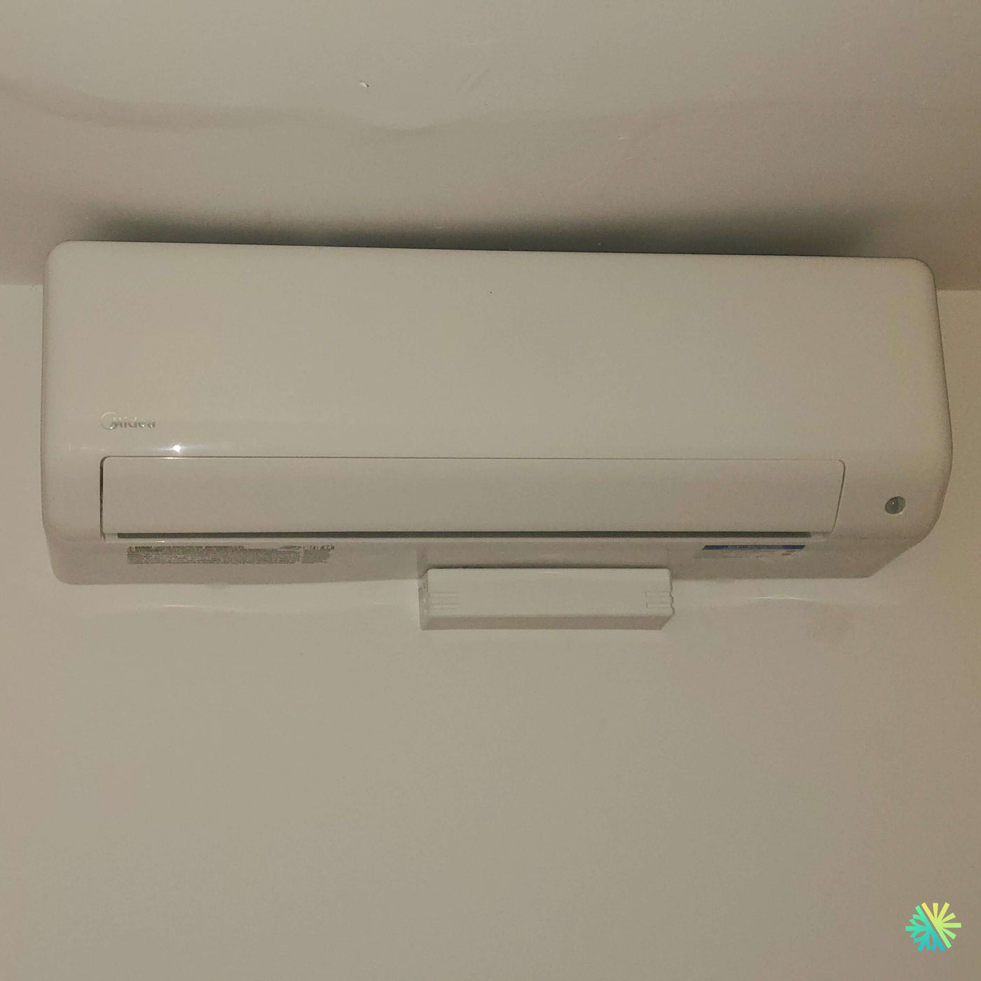 Installation d’une thermopompe murale MIDEA35 12 000 BTU à Île-des-Sœurs : mini split haute efficacité installé près du plafond dans un espace résidentiel compact