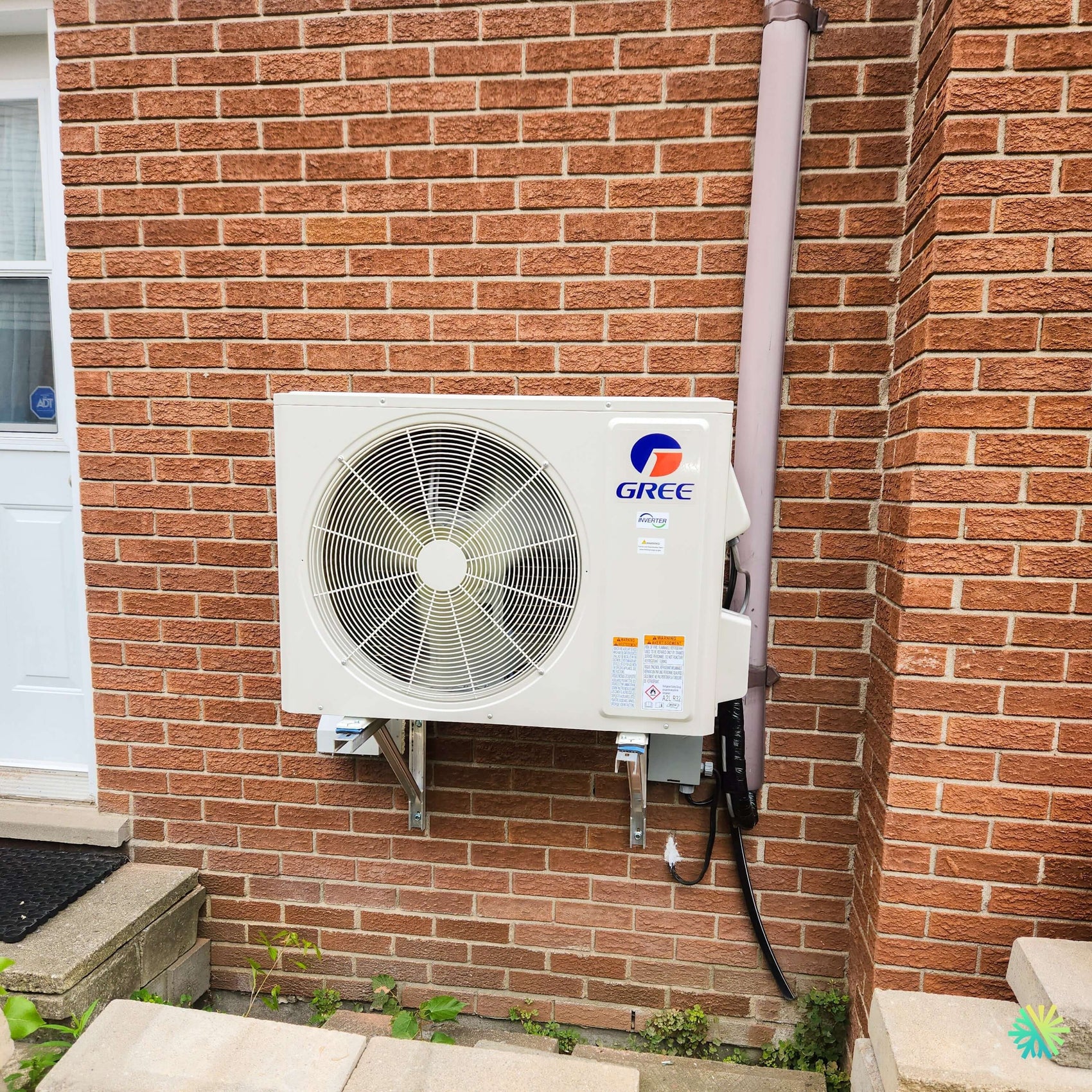 Installation d’une thermopompe GREE FREE MATCH R32 DoubleZone 2 têtes à Candiac sur la Rive Sud : une solution CVAC multizone compacte, propre et parfaitement intégrée à une façade en brique