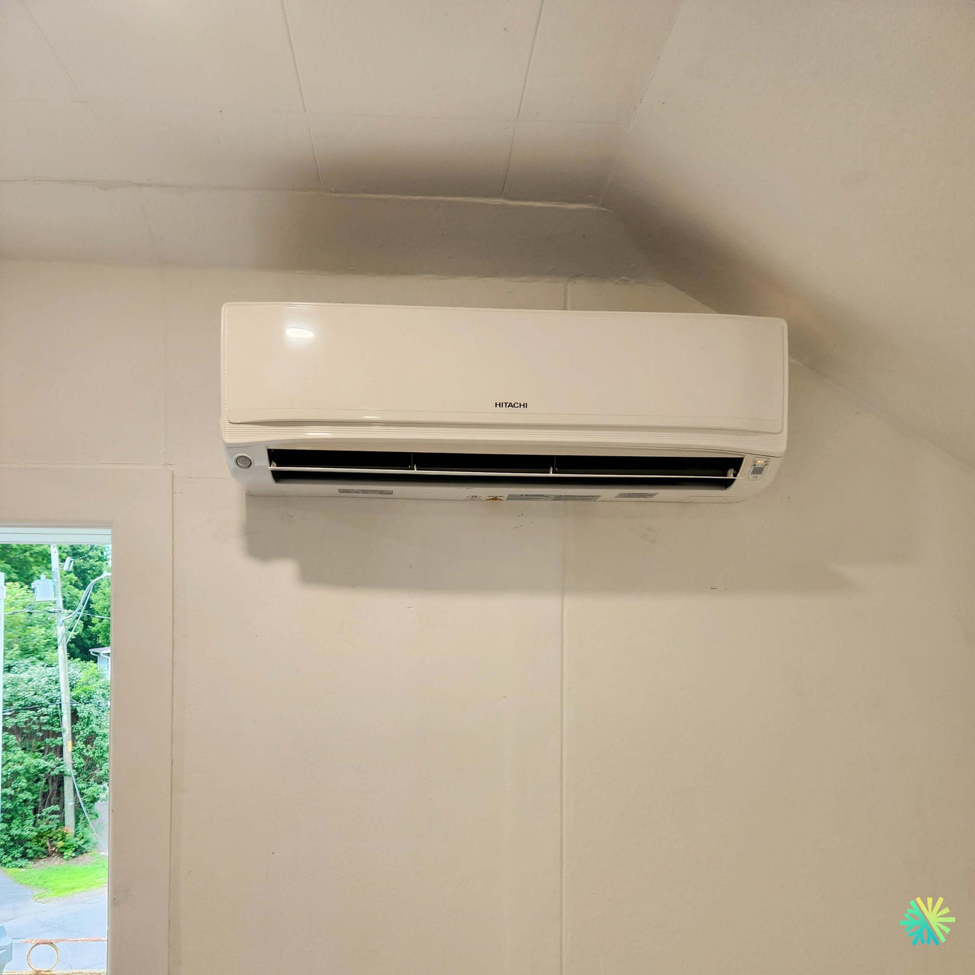 Installation d’une thermopompe murale Hitachi airHome 600 à Saint-Constant, sur la Rive-Sud de Montréal