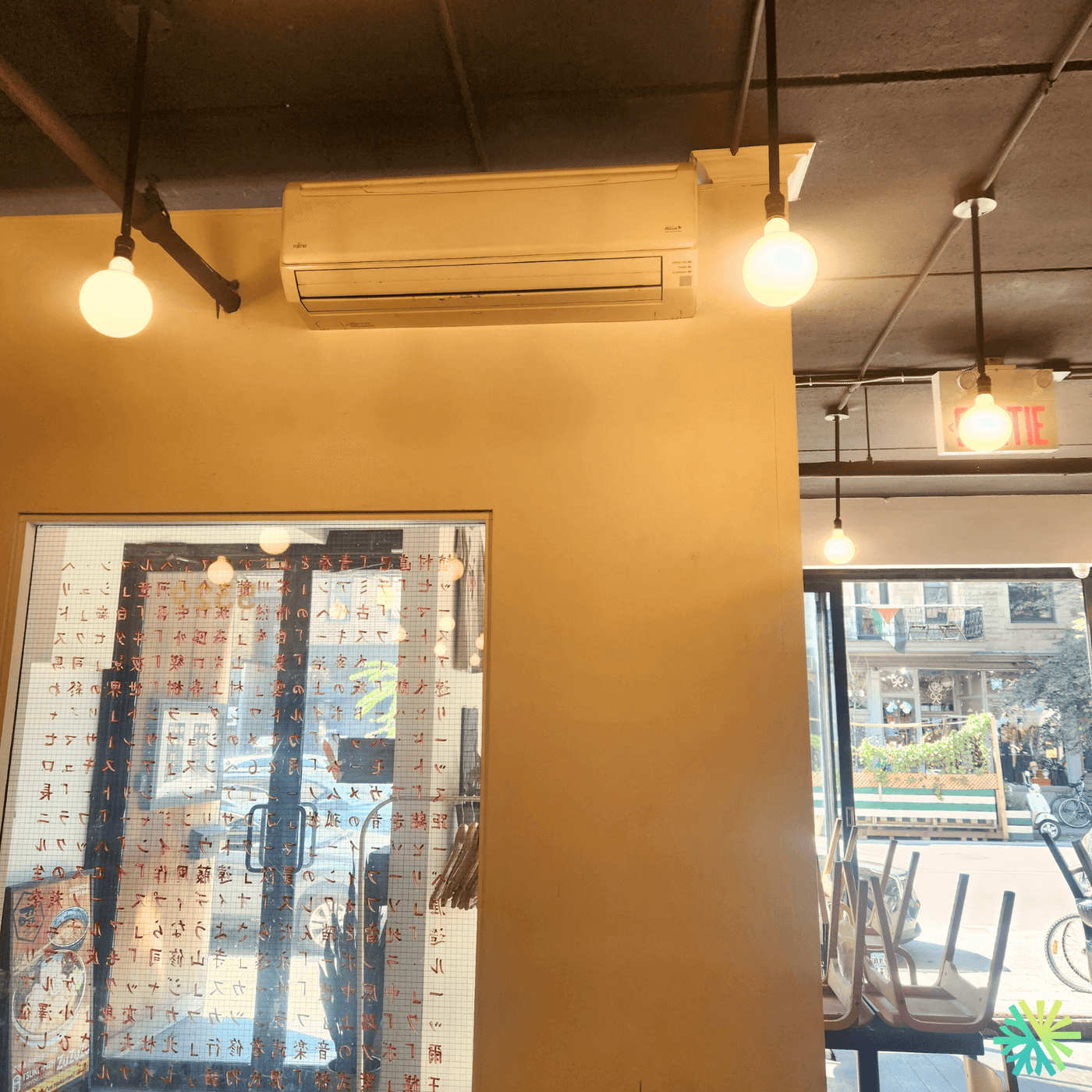 Thermopompe murale Canair installée sur le Plateau-Mont-Royal (Montréal)