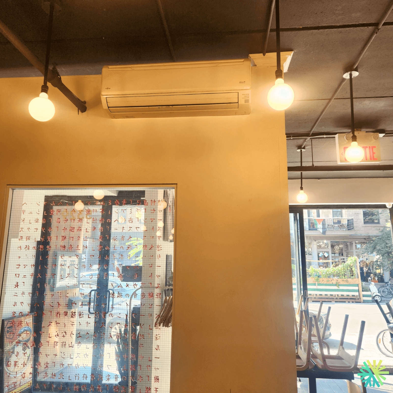 Thermopompe murale Canair installée sur le Plateau-Mont-Royal (Montréal)