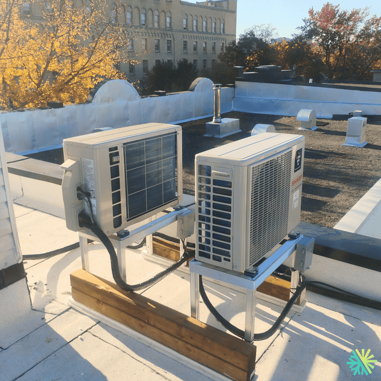 Installation de thermopompes murales Sharp sur toit à Ville-Marie (Montréal)