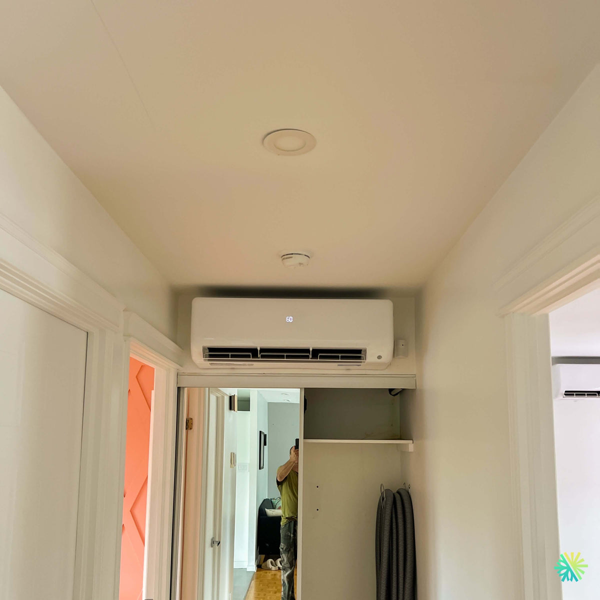 Installation d’une thermopompe murale MIDEA MIDEA28 à Pointe-Fortune : intégration compacte au-dessus d’un passage dans un corridor étroit