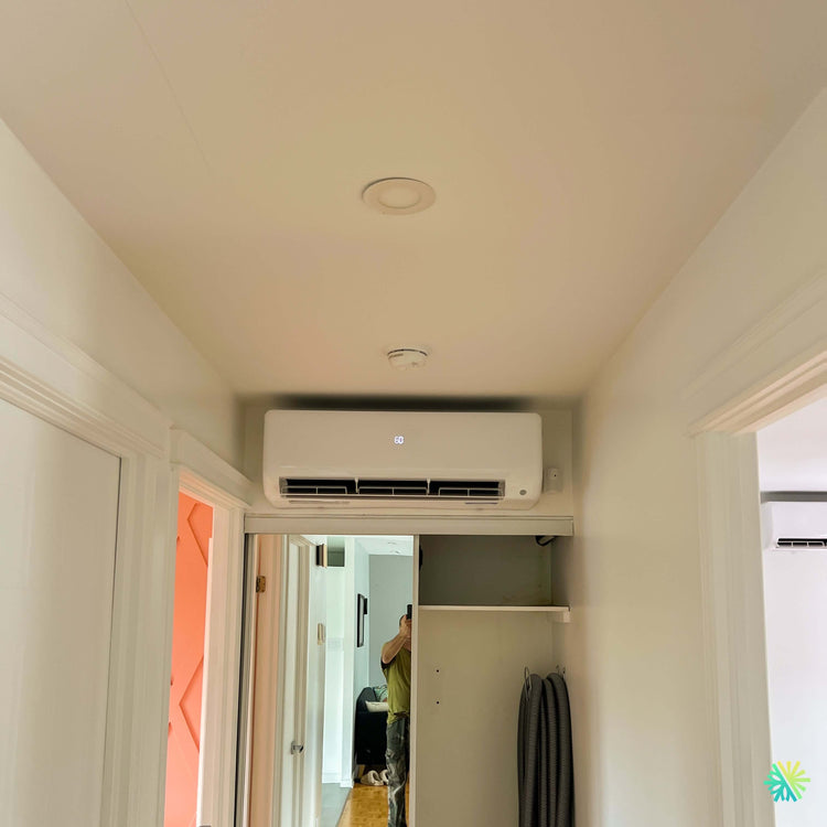 Installation d’une thermopompe murale MIDEA MIDEA28 à Pointe-Fortune : intégration compacte au-dessus d’un passage dans un corridor étroit