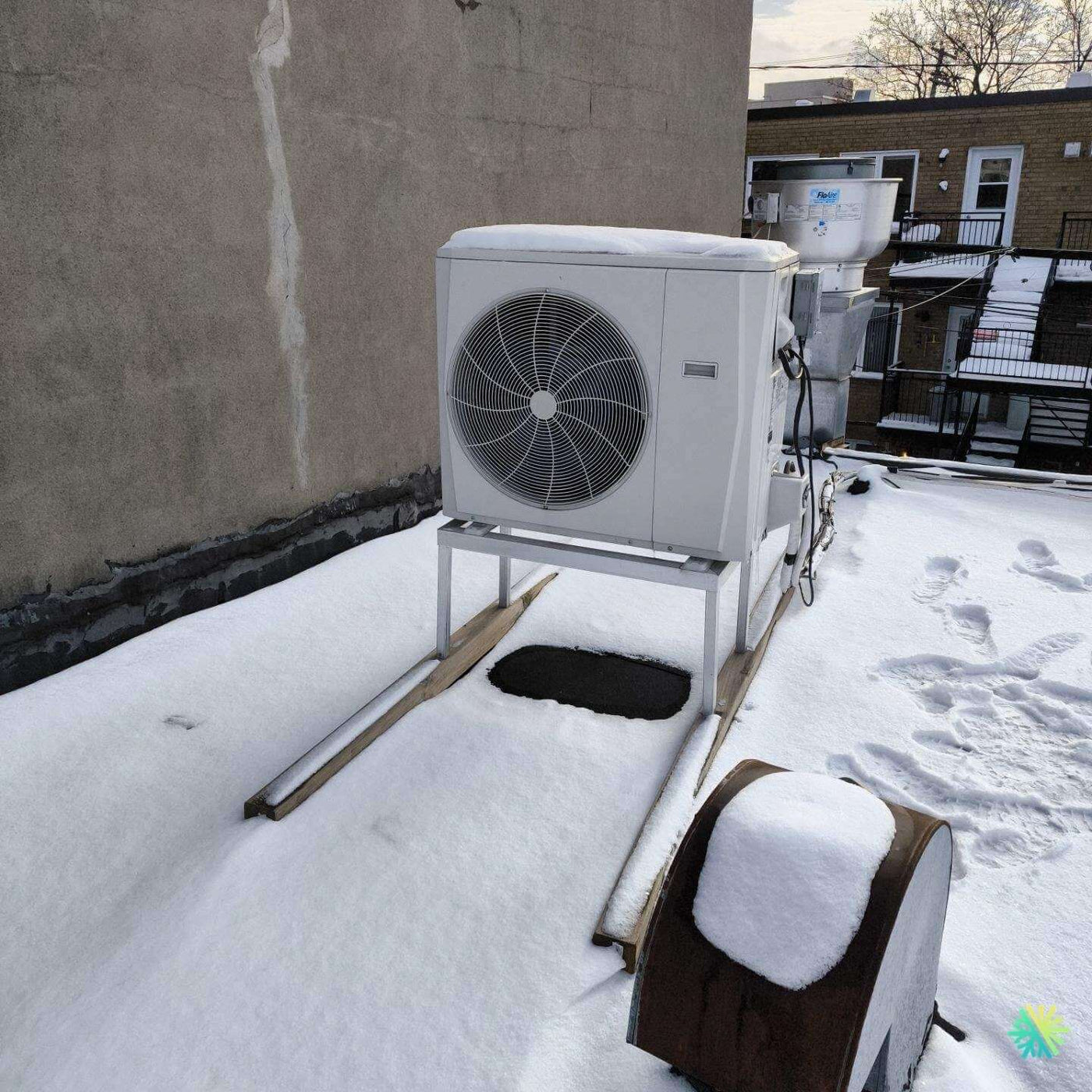 Installation d’une thermopompe centrale Gree sur toit plat au Plateau-Mont-Royal