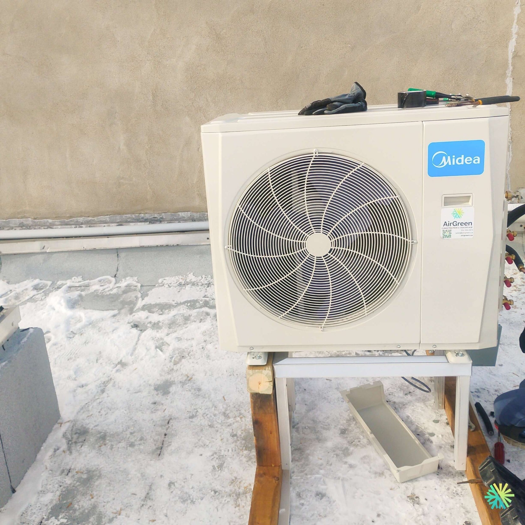 Installation d’une thermopompe double zone MIDEA MIDEA28 à Châteauguay avec 2 têtes murales et 1 unité extérieure