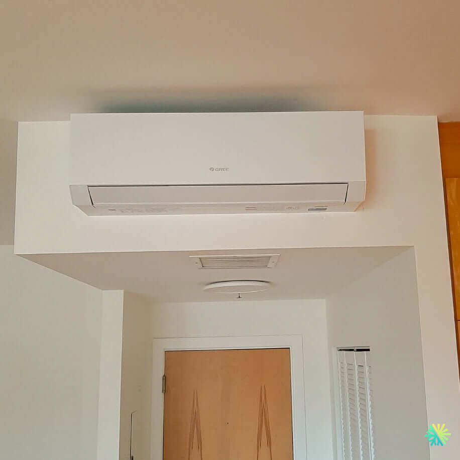 Installation d’une thermopompe murale GREE CROSSOVER R32 à Montréal : un mini split discret et performant intégré au-dessus d’une entrée résidentielle