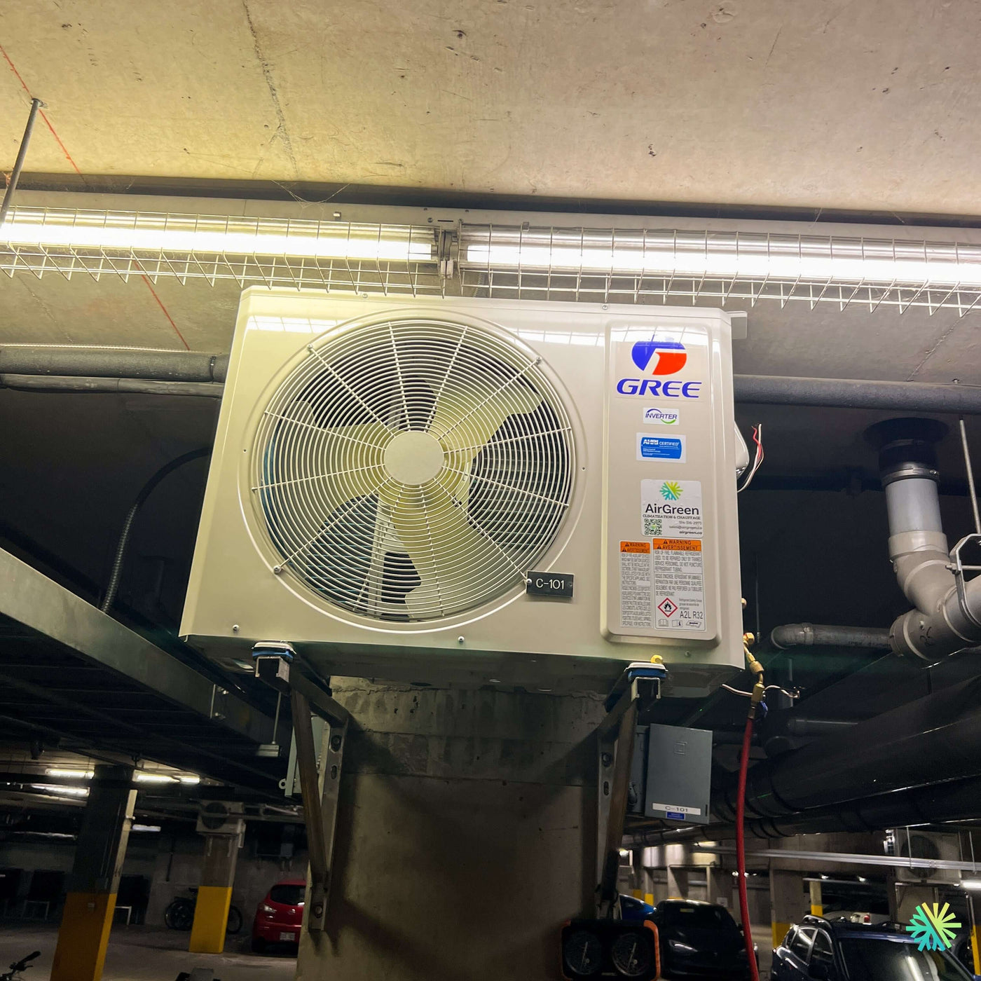 Installation d’une GREE VITA R32 Thermopompe Murale – Climatiseur – Mini Split à Rosemère, dans un garage intérieur de copropriété
