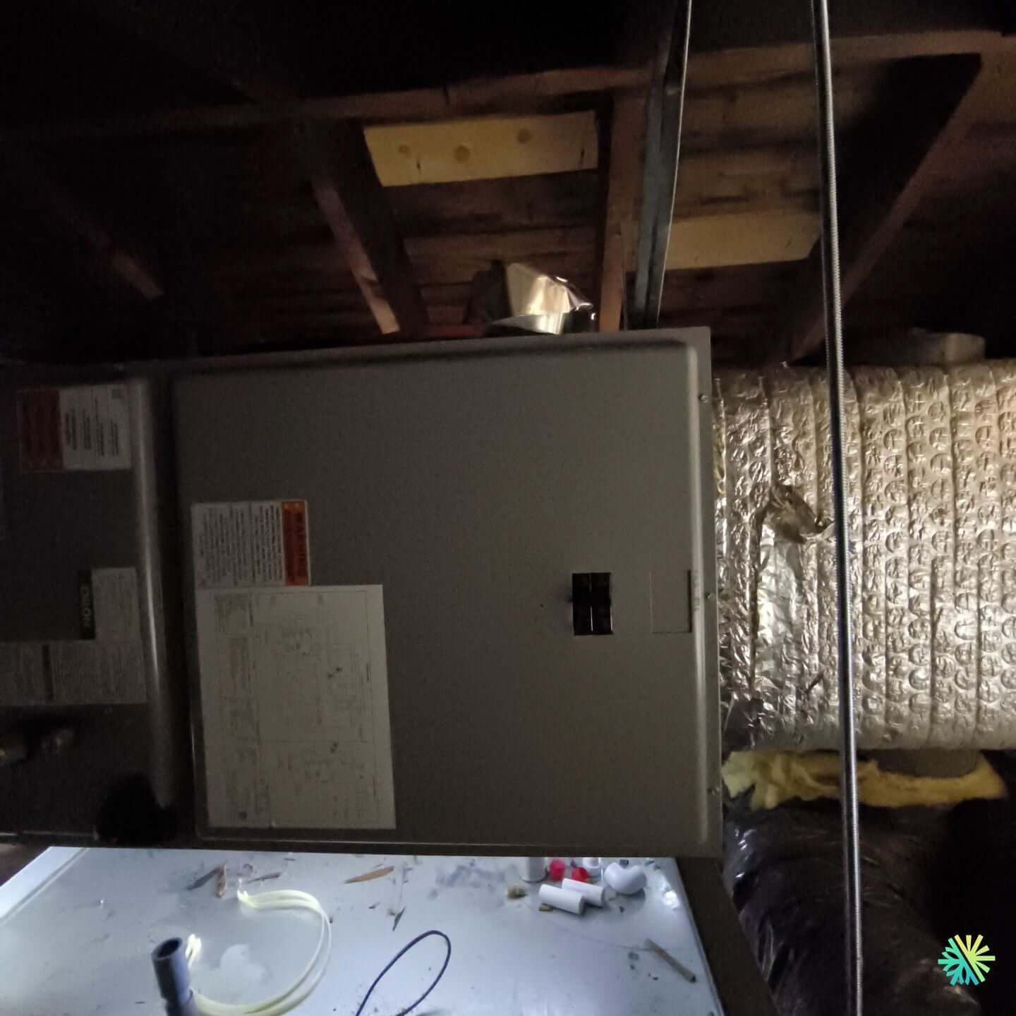 CVC Commercial à Montréal : Réparation d’une unité gainable et réalignement de conduits dans un espace de stockage