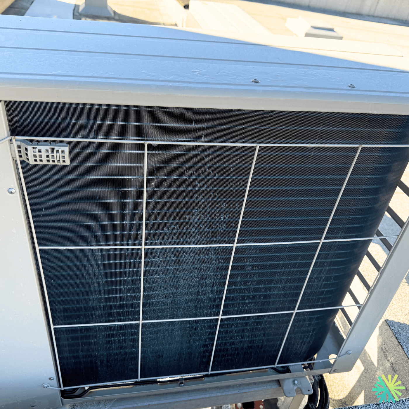 Nettoyage d’une thermopompe murale Sharp à Griffintown (Le Sud-Ouest) : serpentin extérieur dégagé, performance retrouvée