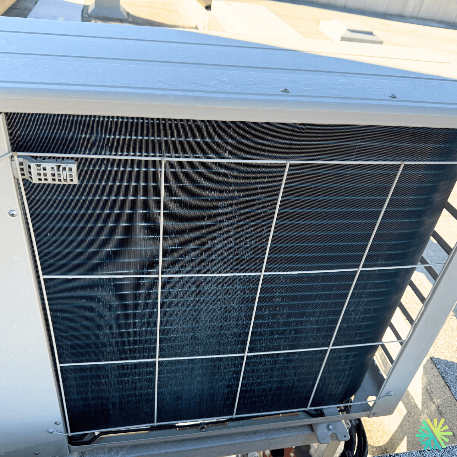 Nettoyage d’une thermopompe murale Sharp à Griffintown (Le Sud-Ouest) : serpentin extérieur dégagé, performance retrouvée