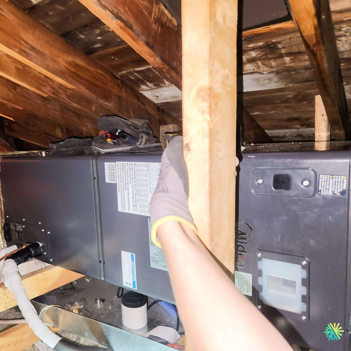 Installation d’une fournaise électrique MIDEA EVOX G3 horizontale dans un entretoit à Terrebonne