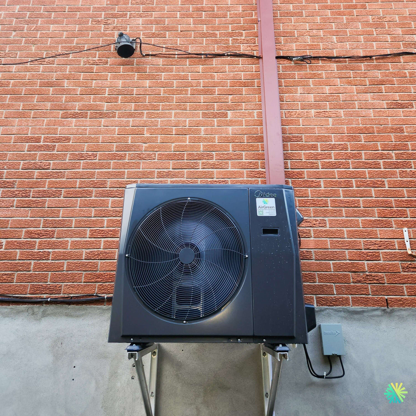 Installation d’une thermopompe centrale MIDEA EVOX G3 2.5 tonnes à Longueuil : une solution CVAC robuste et soignée pour une maison en brique