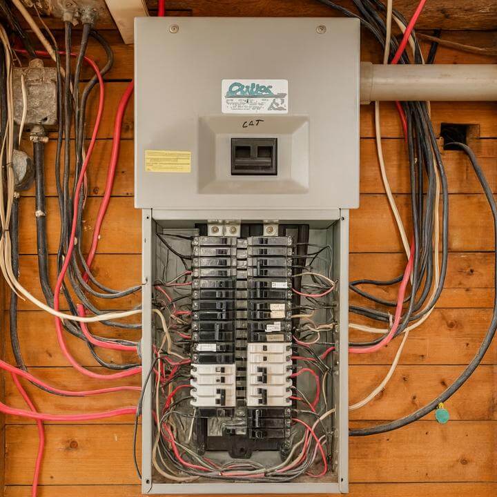 Tableau électrique influençant comment les déshumidificateurs commerciaux affectent-ils la consommation d'énergie et les factures?