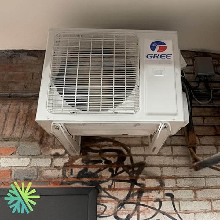 Installation d'une Thermopompe Murale Gree Crossover à LaSalle, Montréal dans une pièce intérieure moderne, montrant un travail professionnel.