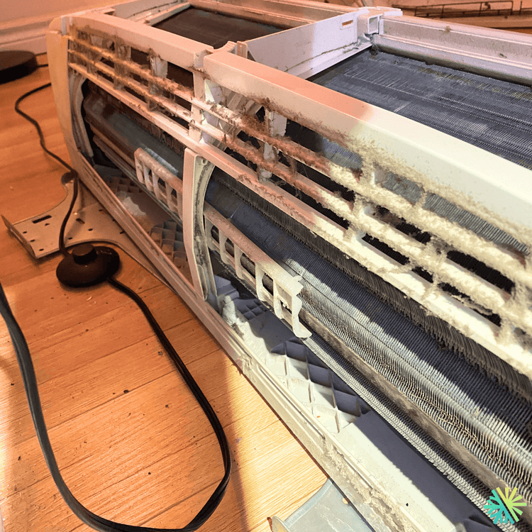 Nettoyage en profondeur d’une thermopompe murale Fujitsu à Rosemont–La Petite-Patrie (Montréal)