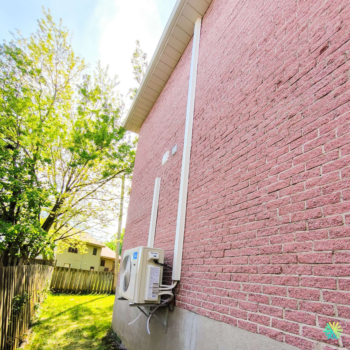 Installation d’une thermopompe double zone MIDEA MIDEA28 de 27 000 BTU à Saint-Charles-sur-Richelieu, en Montérégie