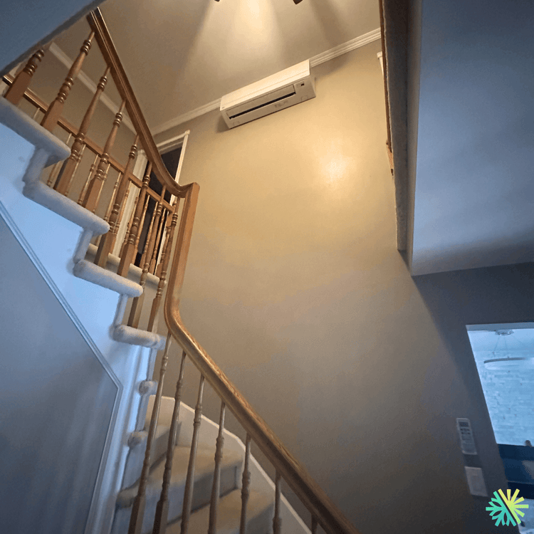 Installation d’une thermopompe murale Gree FreeMatch à Sainte-Dorothée (Laval)