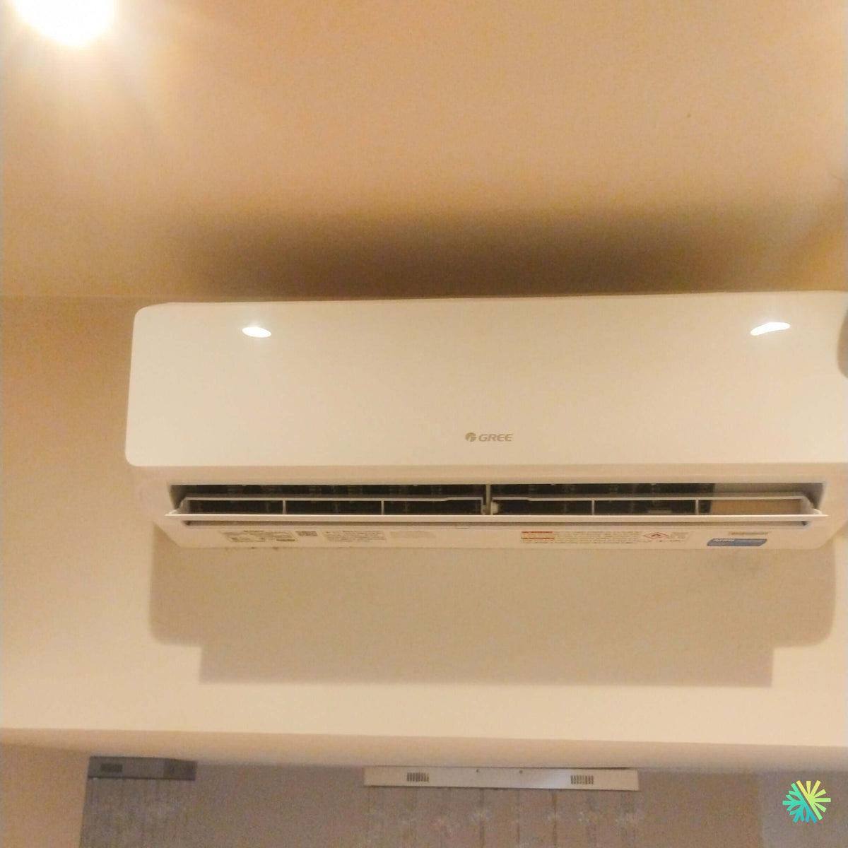 Installation d’une thermopompe murale GREE VITA R32 à Saint-Léonard, Montréal : climatiseur mini split compact installé en hauteur pour un confort résidentiel discret