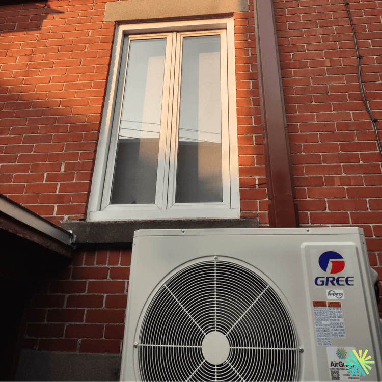 Installation d’une thermopompe murale Gree sur façade en brique à Mercier–Hochelaga-Maisonneuve