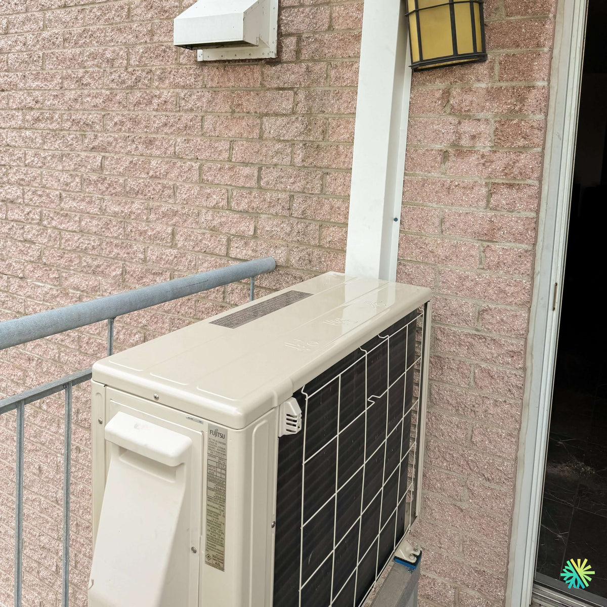 Installation d’une thermopompe murale Fujitsu AIRSTAGE Altair 500 à Mont-Saint-Hilaire en Montérégie