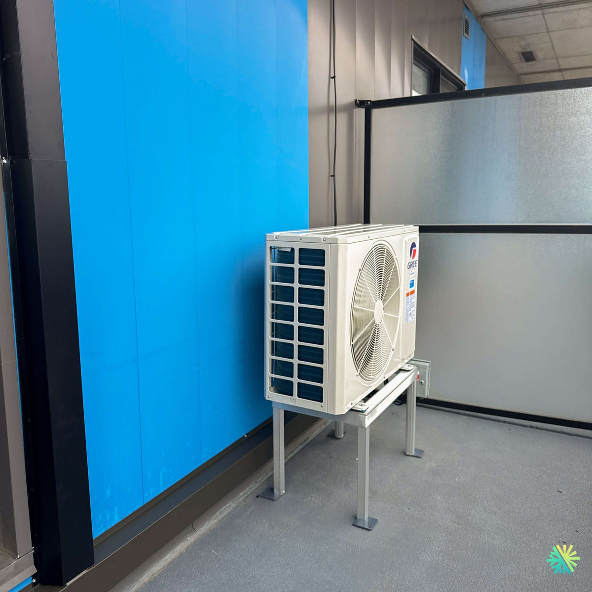 Installation d’une thermopompe murale GREE EXTREME R32 à Dollard-des-Ormeaux : mini split R32 installé sur support extérieur surélevé