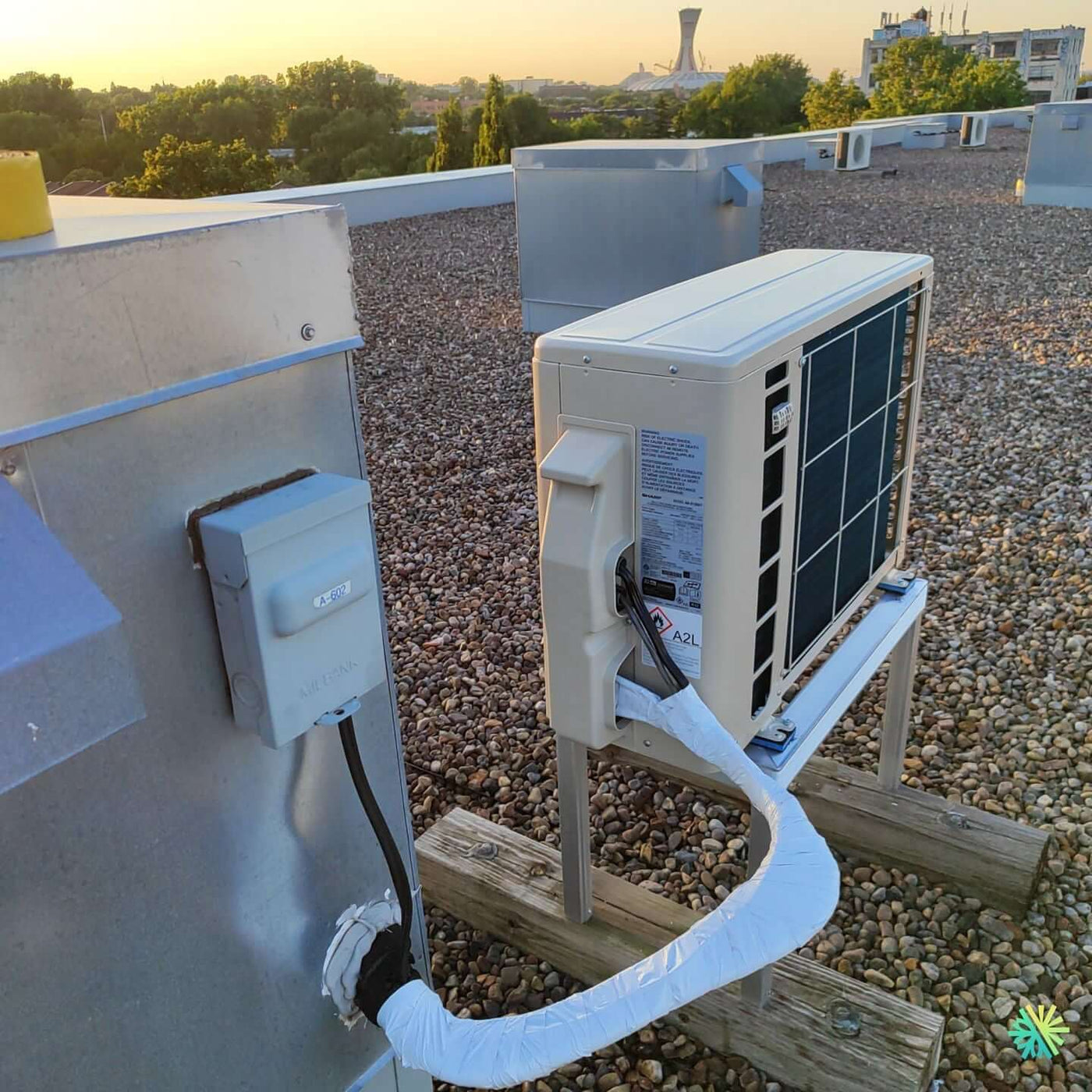 Installation d’une Midea thermopompe murale sur toit plat à Saint-Laurent