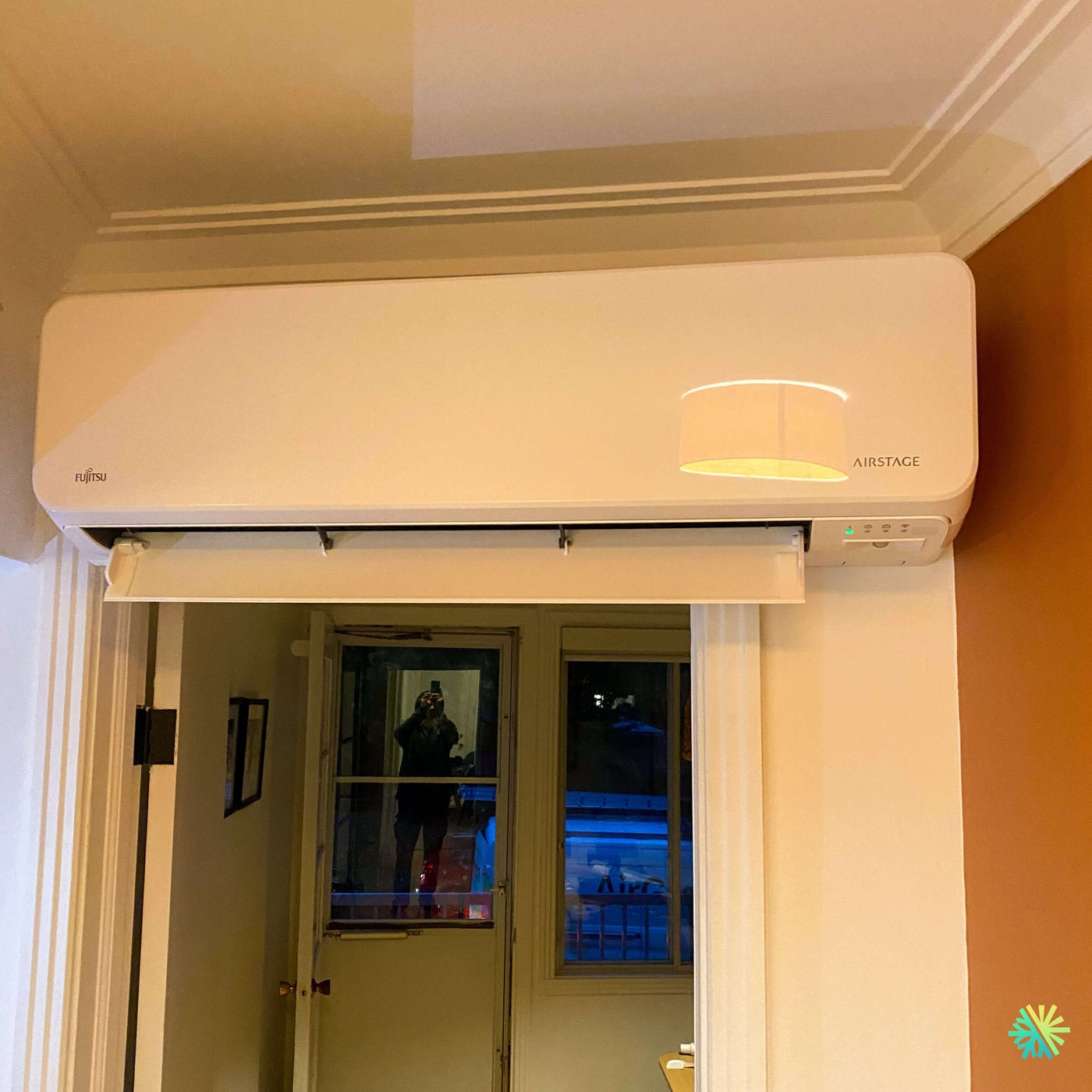Installation d’une thermopompe murale FUJITSU ORION XLTH 18 000 BTU au Plateau-Mont-Royal : confort discret, performance hivernale et intégration soignée dans un intérieur montréalais