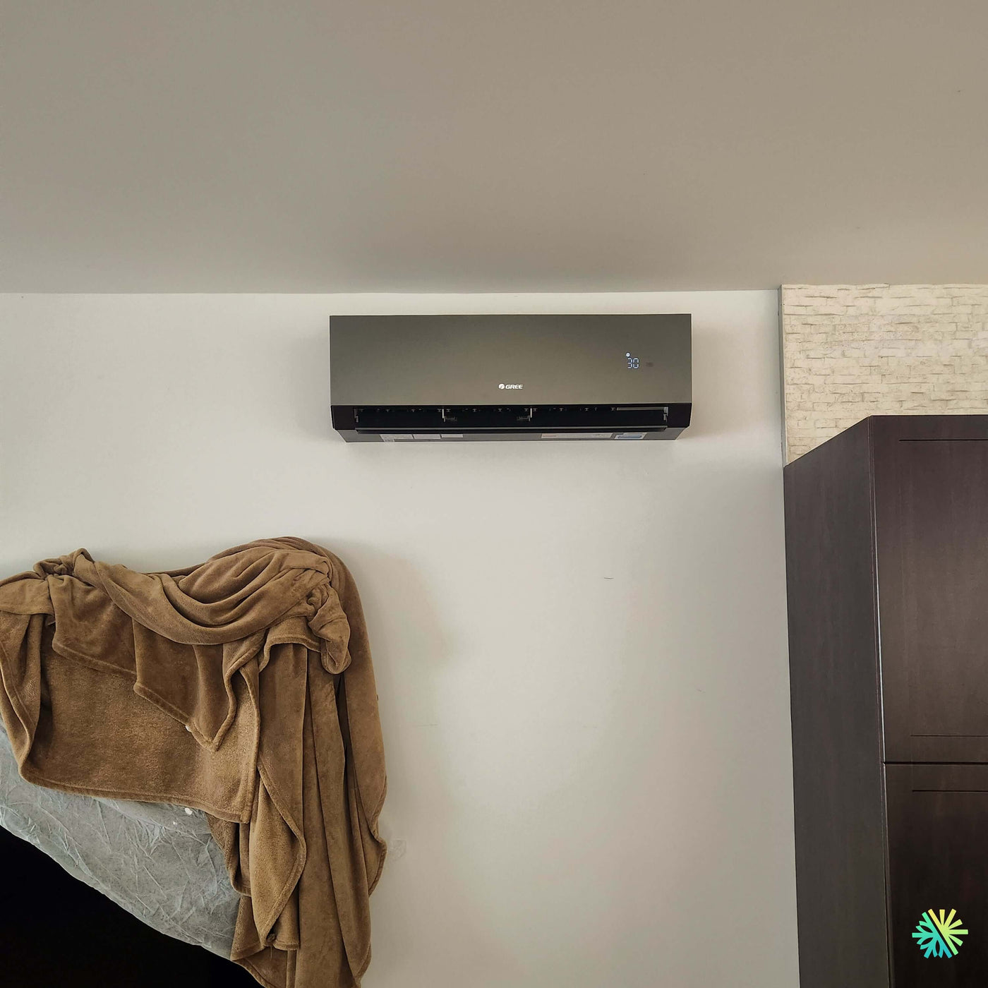 Installation d’une thermopompe murale GREE CLIVIA R32 noire à Varennes : confort discret, performance moderne et finition soignée sur la Rive Sud