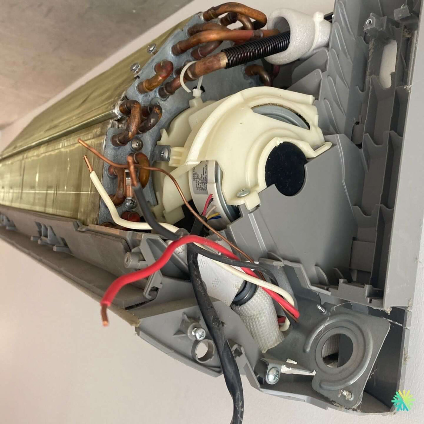 Réparation d’une thermopompe murale Gree à Sainte-Dorothée (Laval)