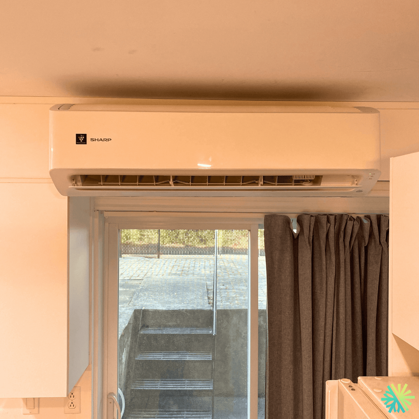 Installation d’une thermopompe murale Sharp ZU1 dans Le Sud-Ouest à Montréal