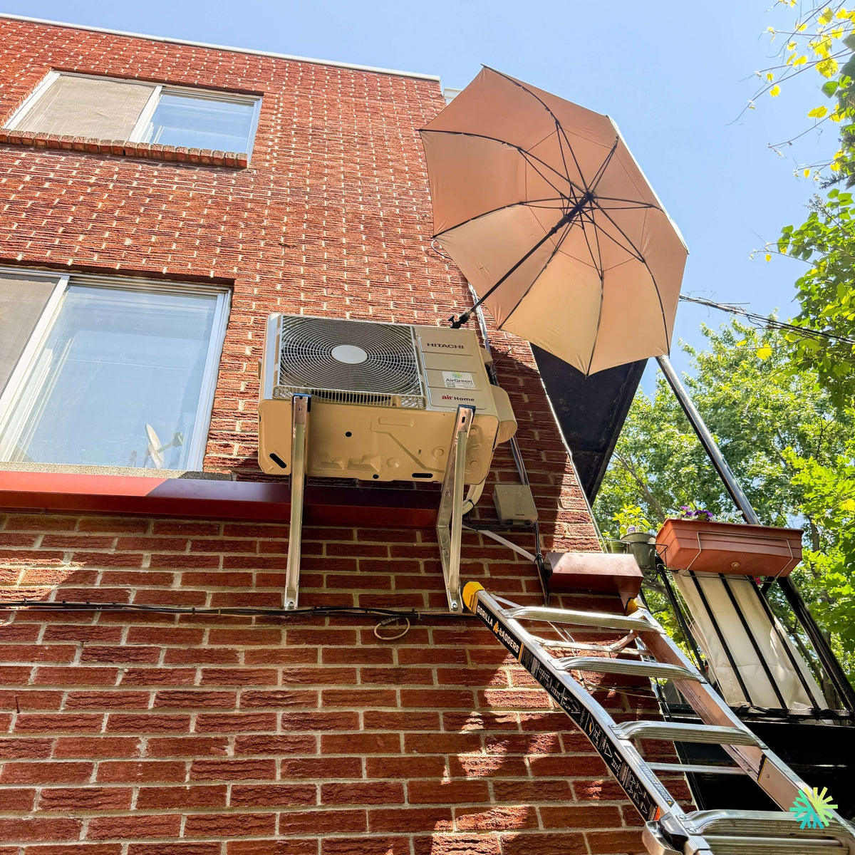 Installation d'une thermopompe murale HITACHI airHome 800 à Montréal