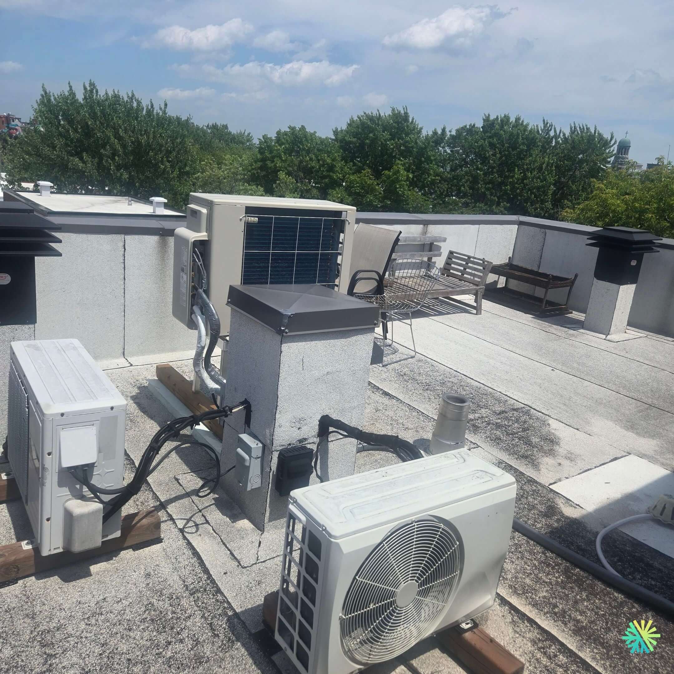 Installation of a Midea MultiZone system on a flat roof in Rosemont–La ...
