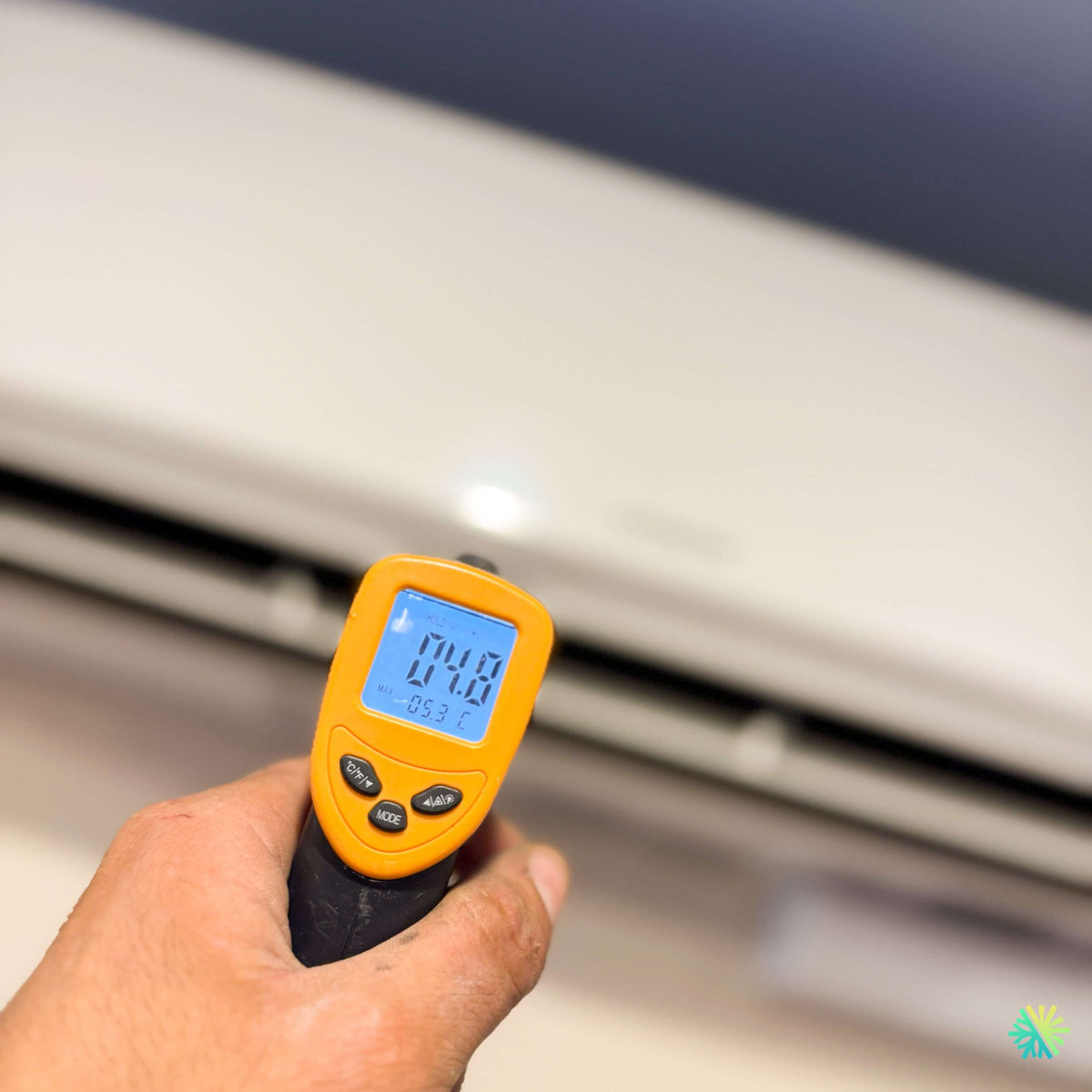 Installation d’une thermopompe murale Hitachi airHome 800 à Fabreville, Laval