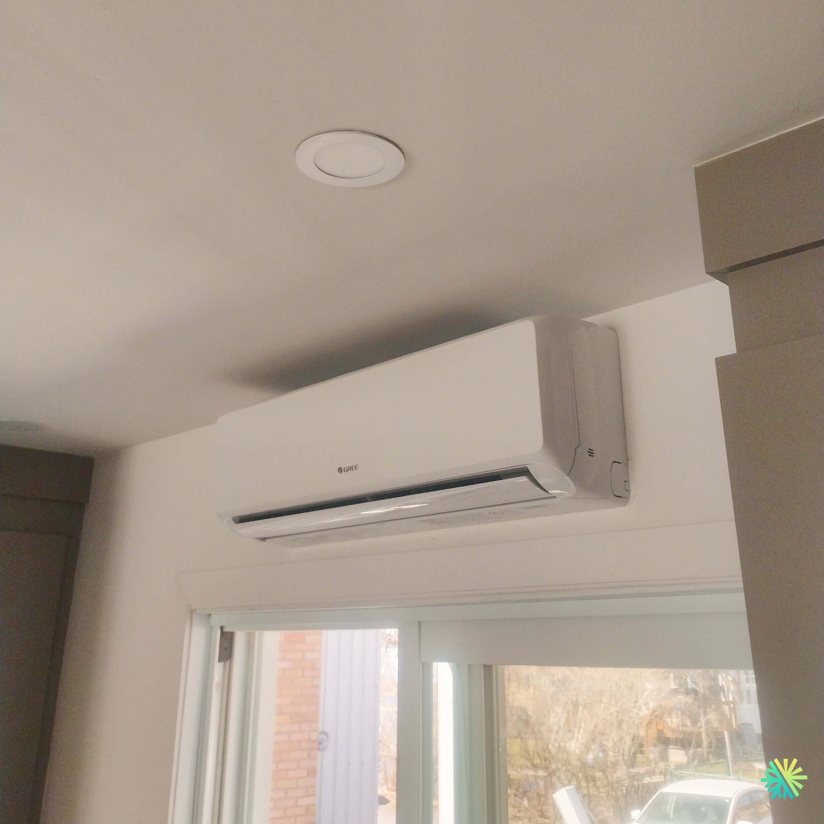 Installation d’une thermopompe murale GREE CHARMO R32 Climatiseur Mini Split au Vieux-Port de Montréal