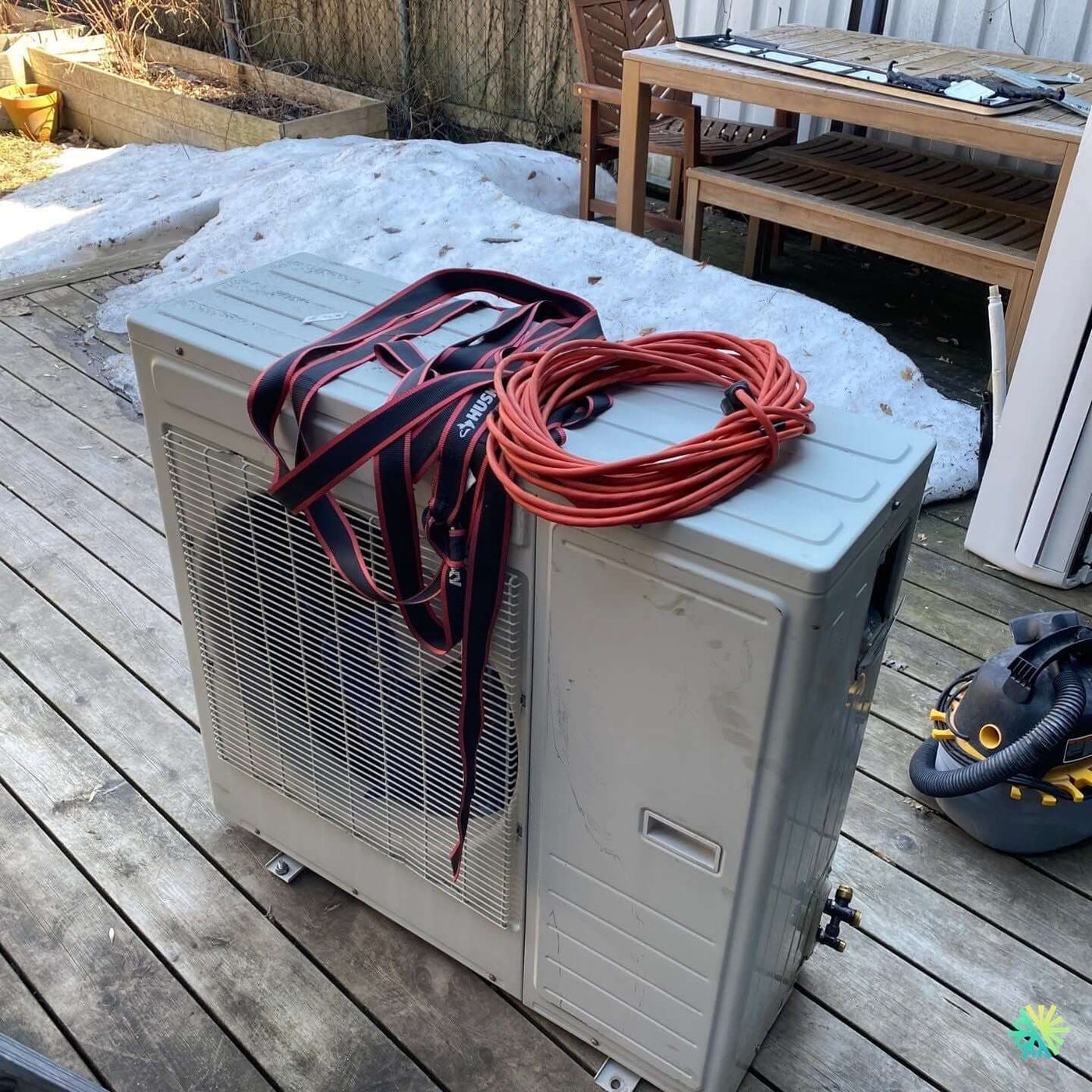 Réparation d’une thermopompe centrale Midea à Sainte-Thérèse