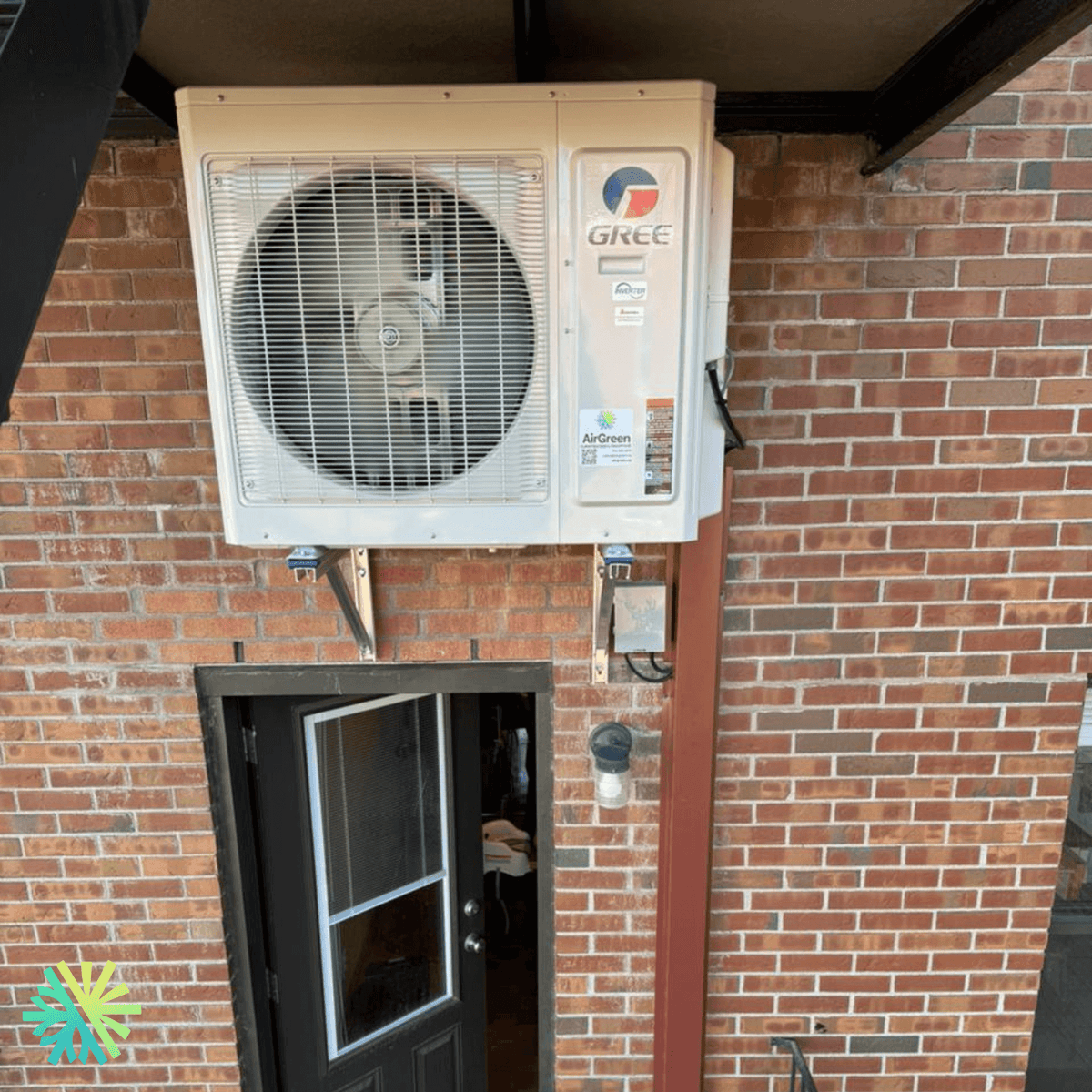 Installation of a Gree FreeMatch Extreme Double Zone Heat Pump in Laval