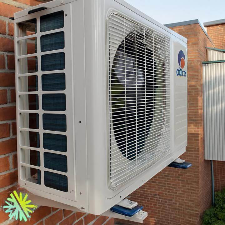 Installation d'une Thermopompe Murale Gree Extreme à Laval - Vue extérieure d'une thermopompe moderne fixée sur une maison.