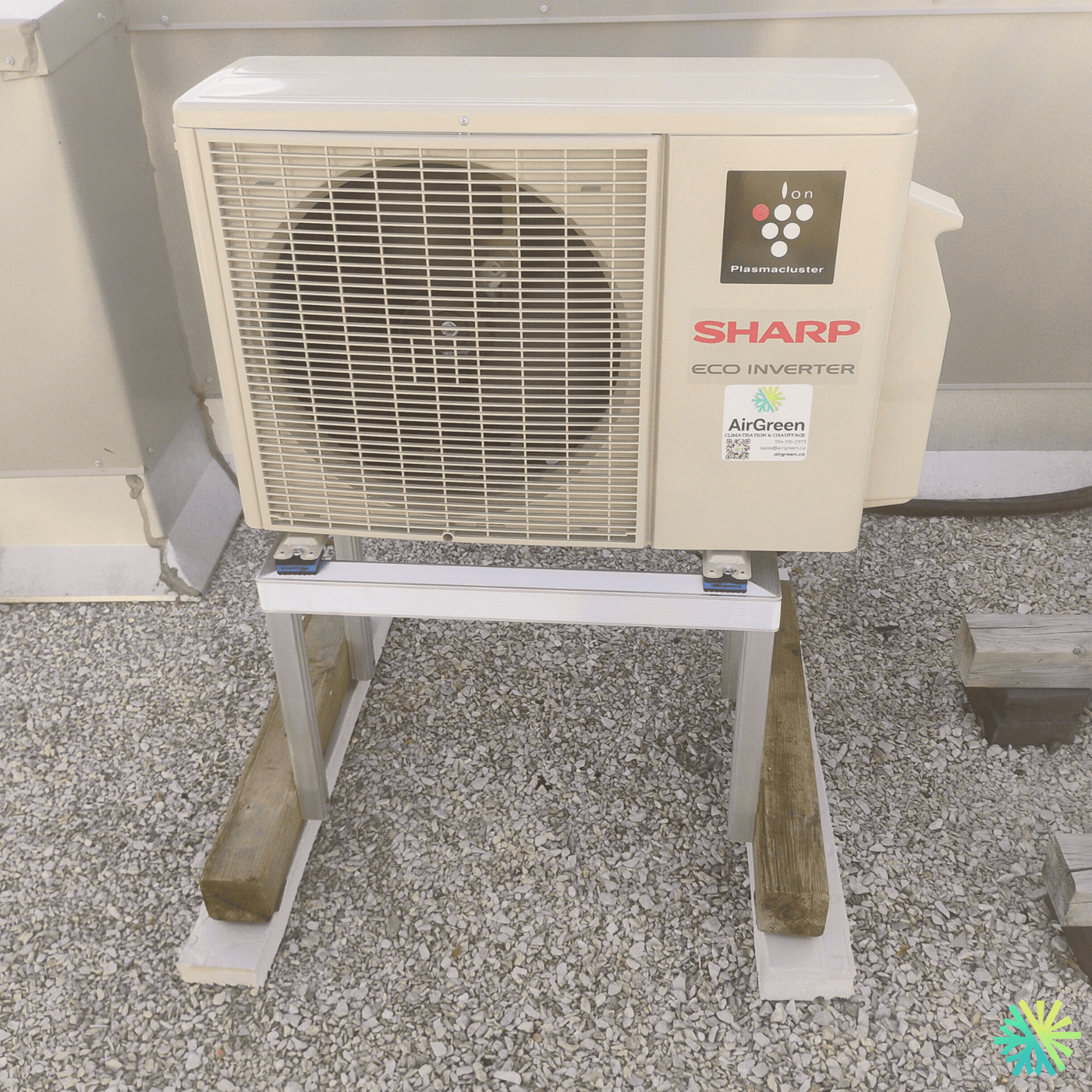 Installation d’une thermopompe murale Sharp sur un toit plat à Ville-Marie (Montréal)