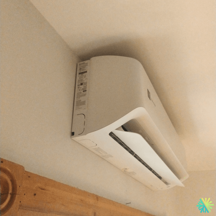 Installation d’une thermopompe murale Sharp ZU1 à Sainte-Rose (Laval) : confort quatre saisons, discrétion et performance