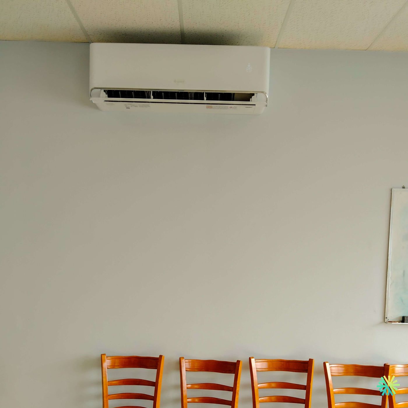Installation d’une thermopompe murale GREE AIRY R32 à Chomedey, Laval : confort discret et performance CVAC dans une salle à plafond bas