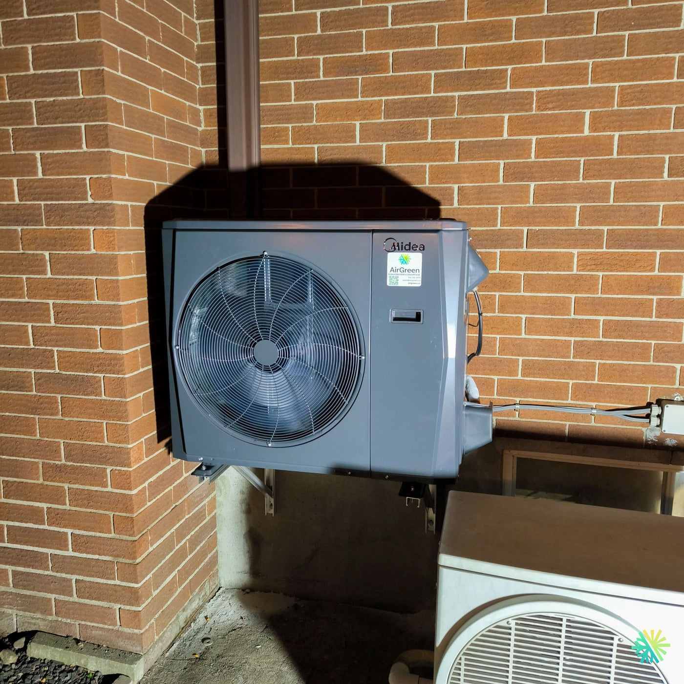 Installation d’une thermopompe centrale MIDEA EVOX G3 2.5 tonnes à Saint-François, Laval : une réalisation CVAC propre, stratégique et adaptée aux contraintes du bâtiment