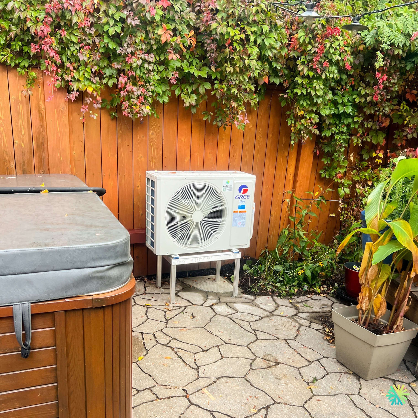 Installation d’une thermopompe murale GREE CLIVIA R32 à Boisbriand : une solution mini split discrète et efficace pour une cour arrière bien aménagée