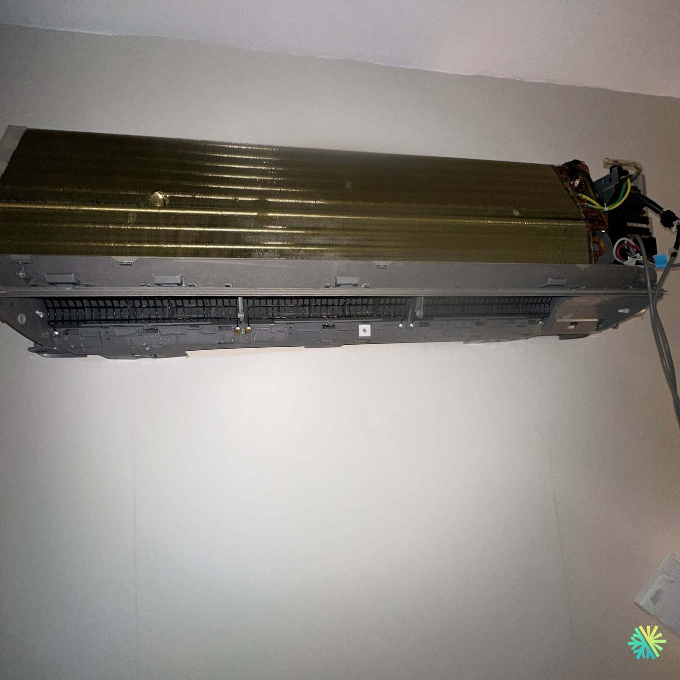 Réparation d’un climatiseur mural Midea à Sainte-Catherine