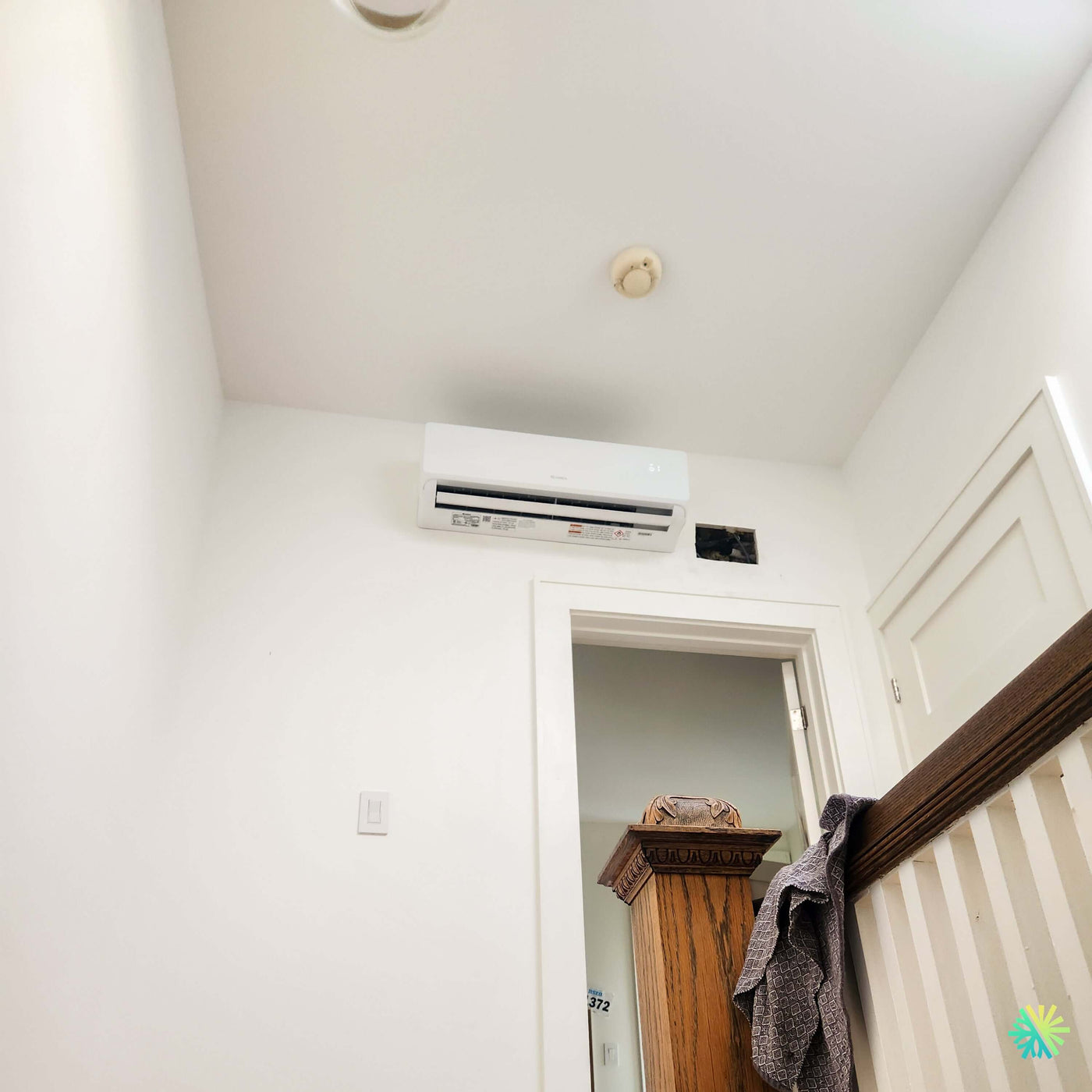 Installation d’une thermopompe murale GREE VITA R32 à Boucherville : confort discret au-dessus d’un passage intérieur