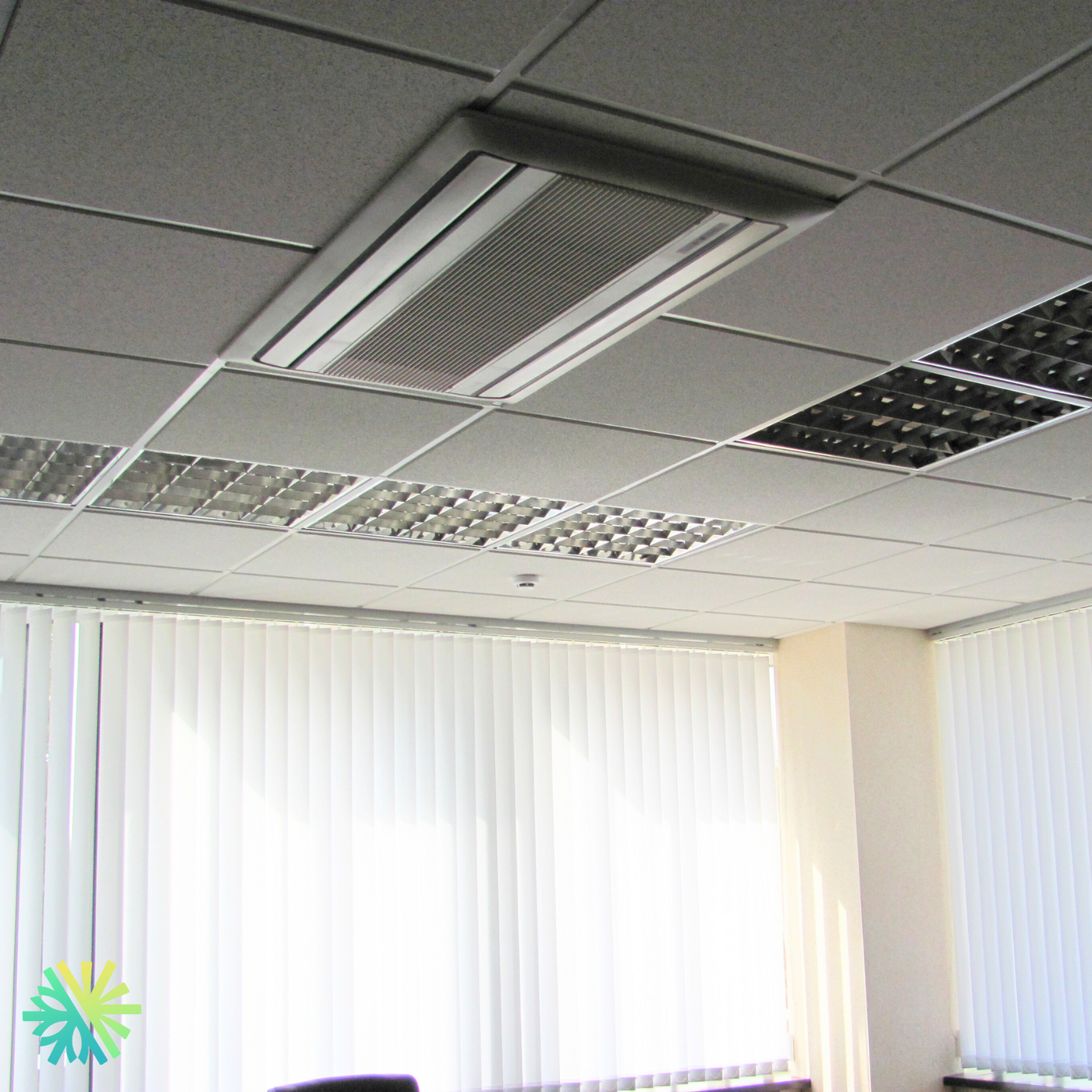 Pourquoi votre bureau à Montréal sent-il toujours le renfermé ? (Indices : ventilation et erreurs d’entretien)