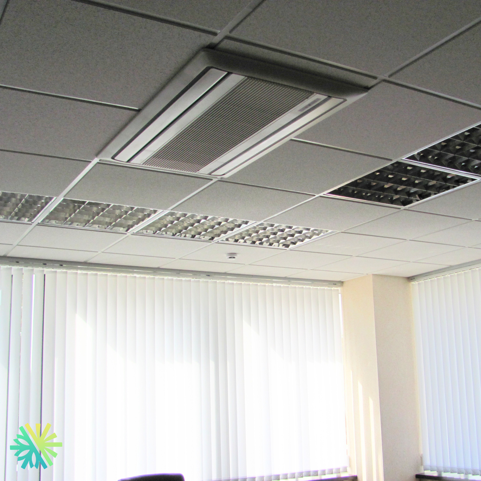 Pourquoi votre bureau à Montréal sent-il toujours le renfermé ? (Indices : ventilation et erreurs d’entretien)