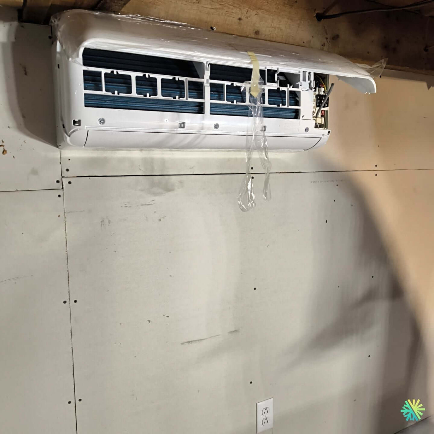 Réparation d’une thermopompe murale Midea à Saint-Lambert