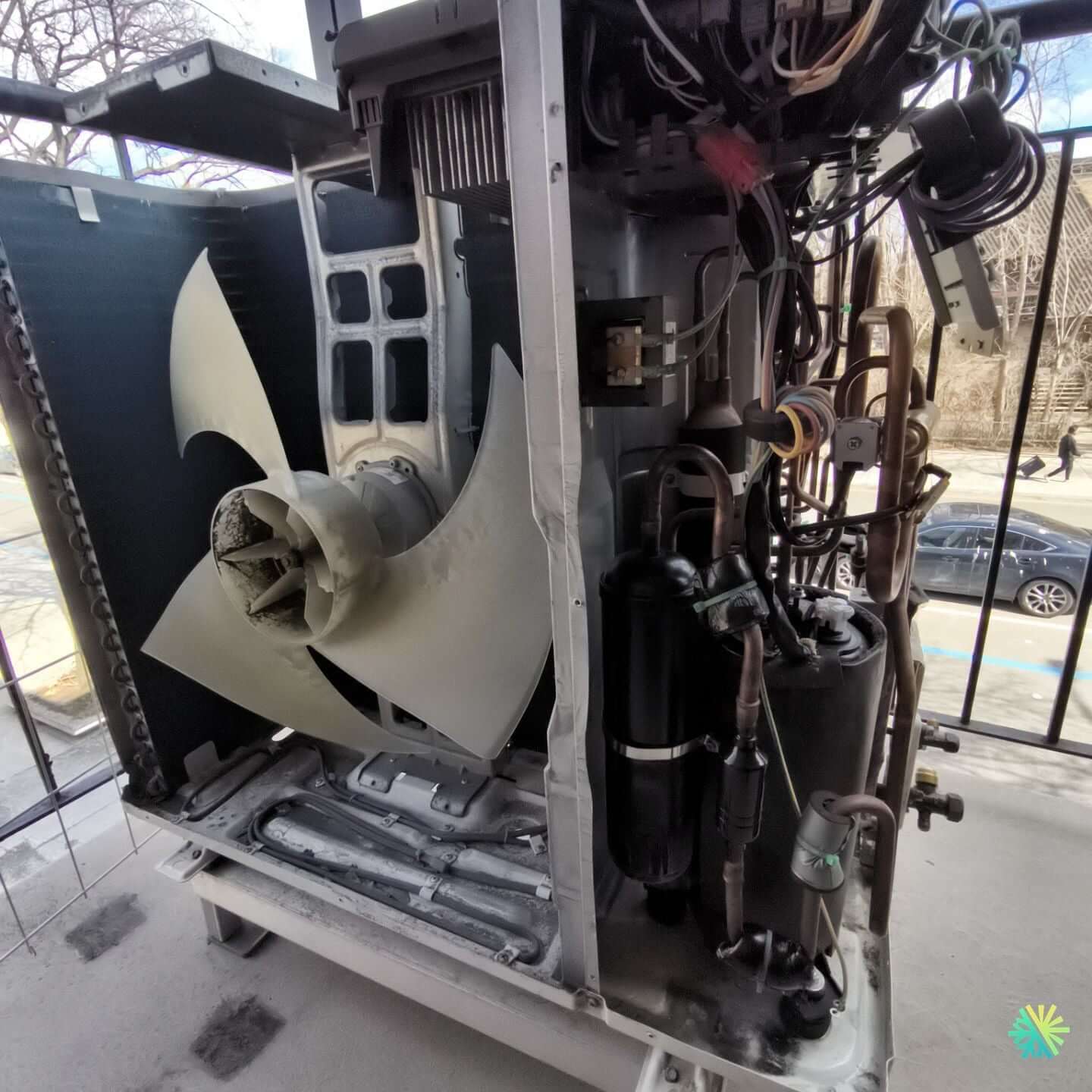 Réparation d’une thermopompe centrale Midea à Sainte-Dorothée (Laval)